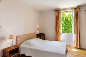 Room - Holiday Home "Gîte de Laumède" with Private Garden (Saint-Chamassy)