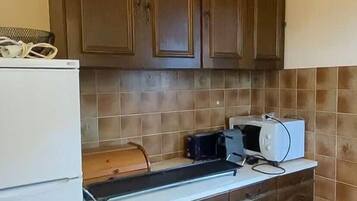 Een koelkast, een microgolfoven, een oven, een vaatwasser