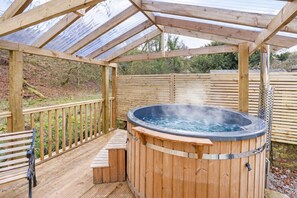 Outdoor spa tub - Greenwell Cottage - North East Escapes (Haltwhistle)
