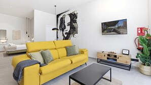 Ein modernes Wohnzimmer mit einem gelben Sofa, einem schwarzen Couchtisch und einem minimalistischen Design.