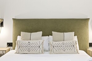 A neatly made bed with two decorative pillows and a plain headboard. - Travel Habitat Jardines de Ayora 1 WIFI+AACC (Valencia)