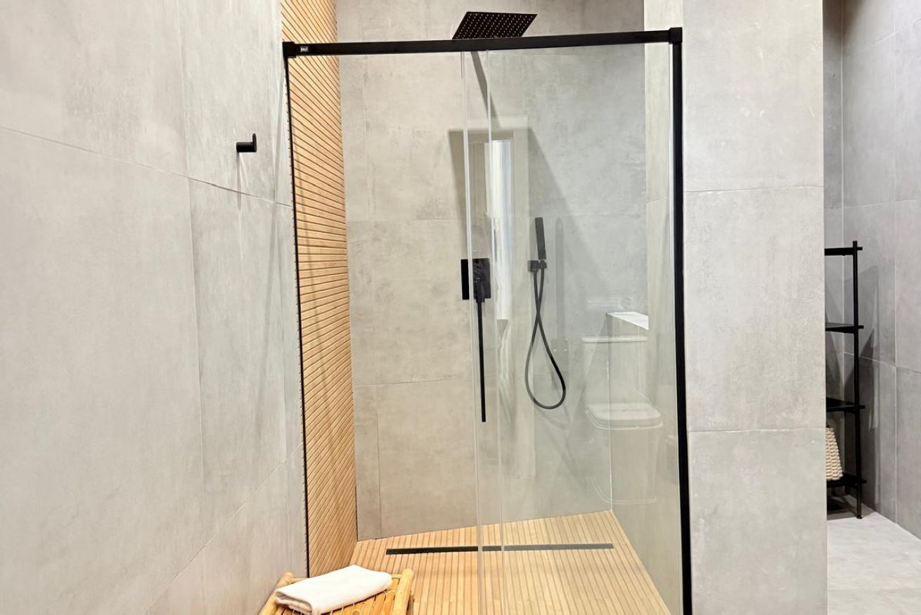 Shower, towels, shampoo