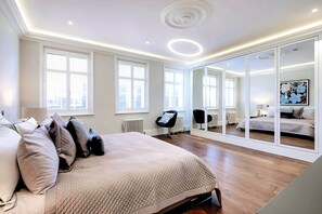 Desk, iron/ironing board, travel cot, WiFi - Elegant Townhouse in Trafalgar Square (Greater London)