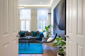 TV - Elegant Townhouse in Trafalgar Square (Greater London)