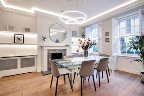 Dining - Elegant Townhouse in Trafalgar Square (Greater London)