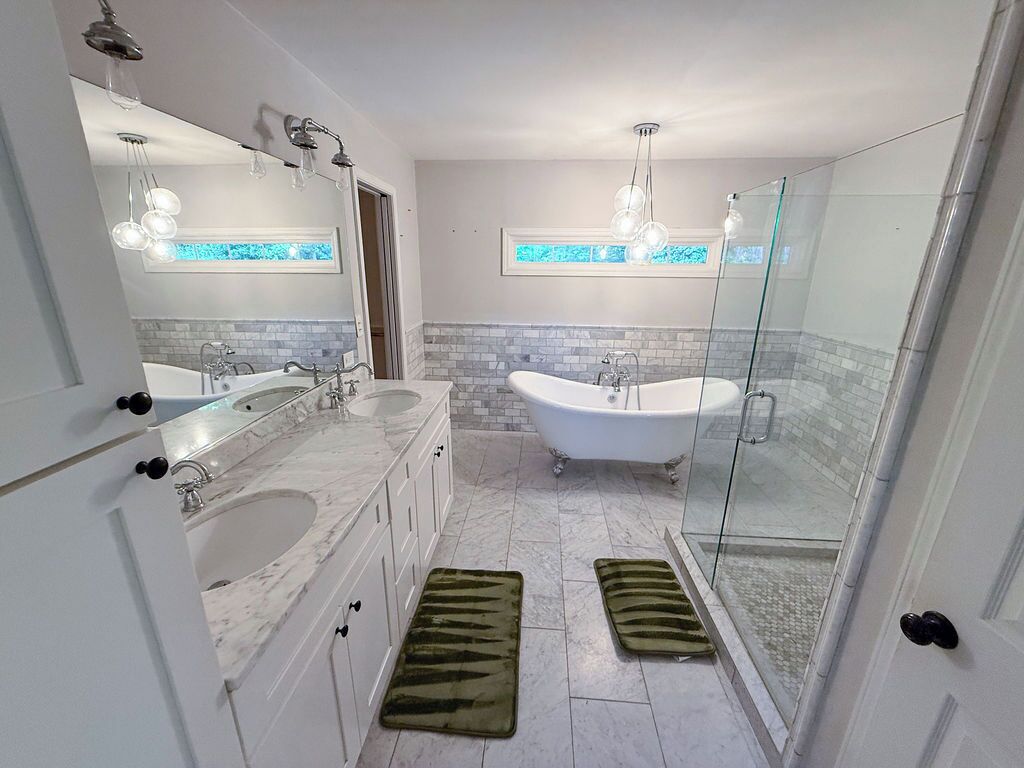 Een douche, een haardroger, handdoeken, zeep
