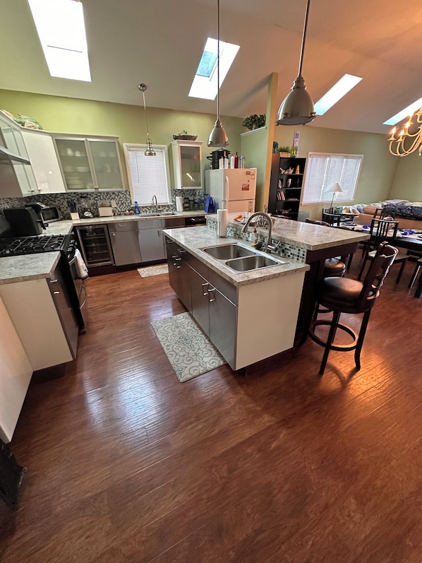 Fridge, microwave, oven, stovetop - Charming 3-bedroom, 2.5 bathroom house in West Cape May with AC, great location (West Cape may)