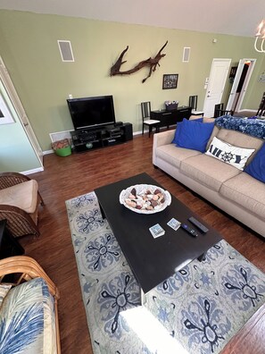 TV - Charming 3-bedroom, 2.5 bathroom house in West Cape May with AC, great location (West Cape may)