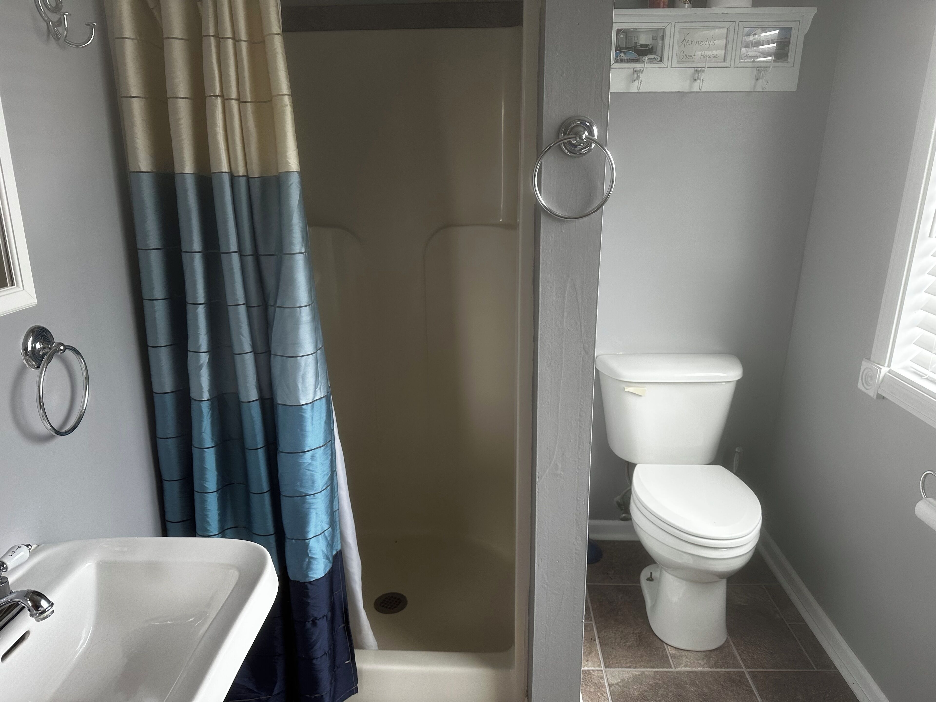Douche, sèche-cheveux, serviettes fournies, savon
