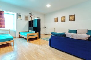 4 habitaciones, tabla de planchar con plancha, wifi y ropa de cama 