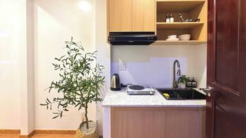 Romantic Double Room | Private kitchen | Mini-fridge, stovetop, cookware/dishes/utensils