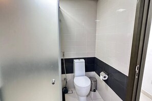 Haartrockner, Handtücher, Seife, Toilettenpapier