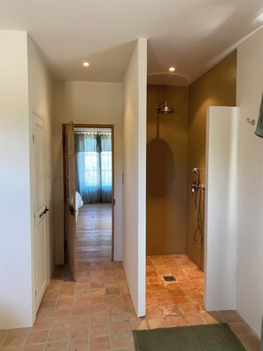 Shower, towels, toilet paper - Mas en Provence with swimming pool - comfort and relaxation (Eyragues)