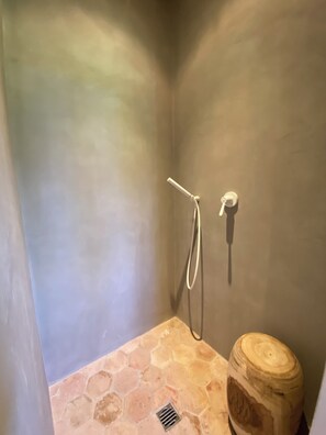 Shower, towels, toilet paper - Mas en Provence with swimming pool - comfort and relaxation (Eyragues)