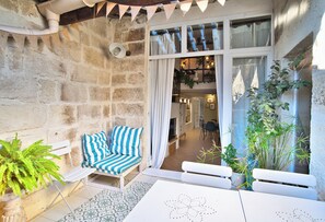 Outdoor dining - Marvelous 2-bedroom apartment with Terrace and AC in charming Uzès (Uzès)