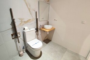 Shower, towels, shampoo - Travel Habitat Jesus-Patraix Family Apartment (Valencia)