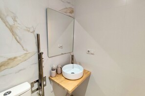 Shower, towels, shampoo - Travel Habitat Jesus-Patraix Family Apartment (Valencia)