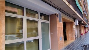 A building with large windows, a door, and a sign that reads 'BARBAIC.' - Travel Habitat Jesus-Patraix Family Apartment (Valencia)