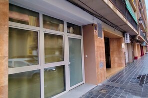 A building with large windows, a door, and a sign that reads 'BARBAIC.' - Travel Habitat Jesus-Patraix Family Apartment (Valencia)