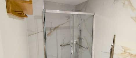 Dusche, Handtücher, Shampoo
