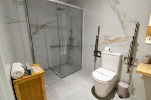 Shower, towels, shampoo - Travel Habitat Jesus-Patraix Family Apartment (Valencia)