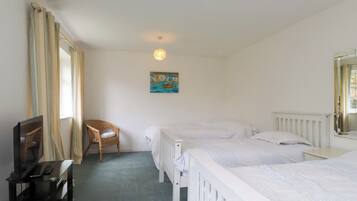 5 bedrooms, WiFi (free), individually decorated, individually furnished