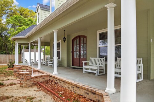 CBreeze Beach Retreat Pool / Sleeps 16 / Gulfport / Game Room