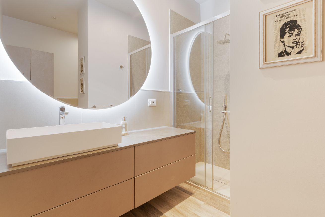 Shower, bidet, towels