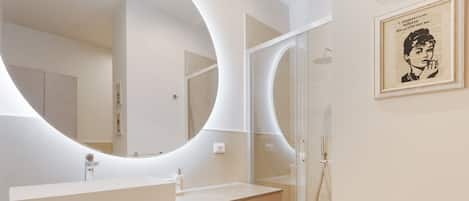 Shower, bidet, towels