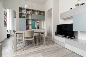 Dining - Spacious and elegant 74m2 apartment, ideal for 4 people, located on the first floor of a building with lift.The accommodation is located in Viale Stelvio, a key and well-connected area that connects the residential and commercial area of ​​Viale Zara (Milan)