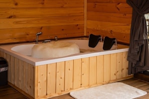 Douche, baignoire à remous, séchoir à cheveux, serviettes fournies