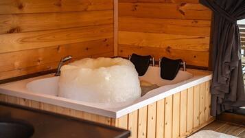 Shower, jetted bath, hair dryer, towels