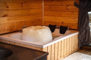 Douche, baignoire à remous, séchoir à cheveux, serviettes fournies
