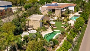 Une propriété résidentielle dotée d’une piscine, de panneaux solaires et d’un jardin.