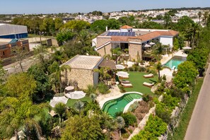 Un immobile residenziale con piscina, pannelli solari e giardino.