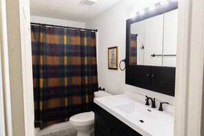 Shower, hair dryer, towels, soap - Walk to KSU Stadium! Swim Spa, Putting Green, Gym, Fire Pit! (Manhattan)