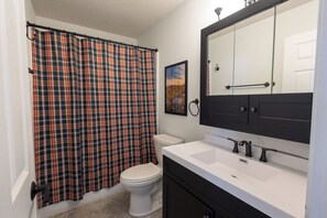 Shower, hair dryer, towels, soap - Walk to KSU Stadium! Swim Spa, Putting Green, Gym, Fire Pit! (Manhattan)