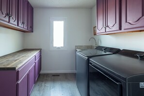 Private kitchen - Walk to KSU Stadium! Swim Spa, Putting Green, Gym, Fire Pit! (Manhattan)