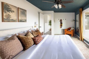 Room - Walk to KSU Stadium! Swim Spa, Putting Green, Gym, Fire Pit! (Manhattan)