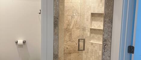 Haartrockner, Handtücher, Seife, Toilettenpapier