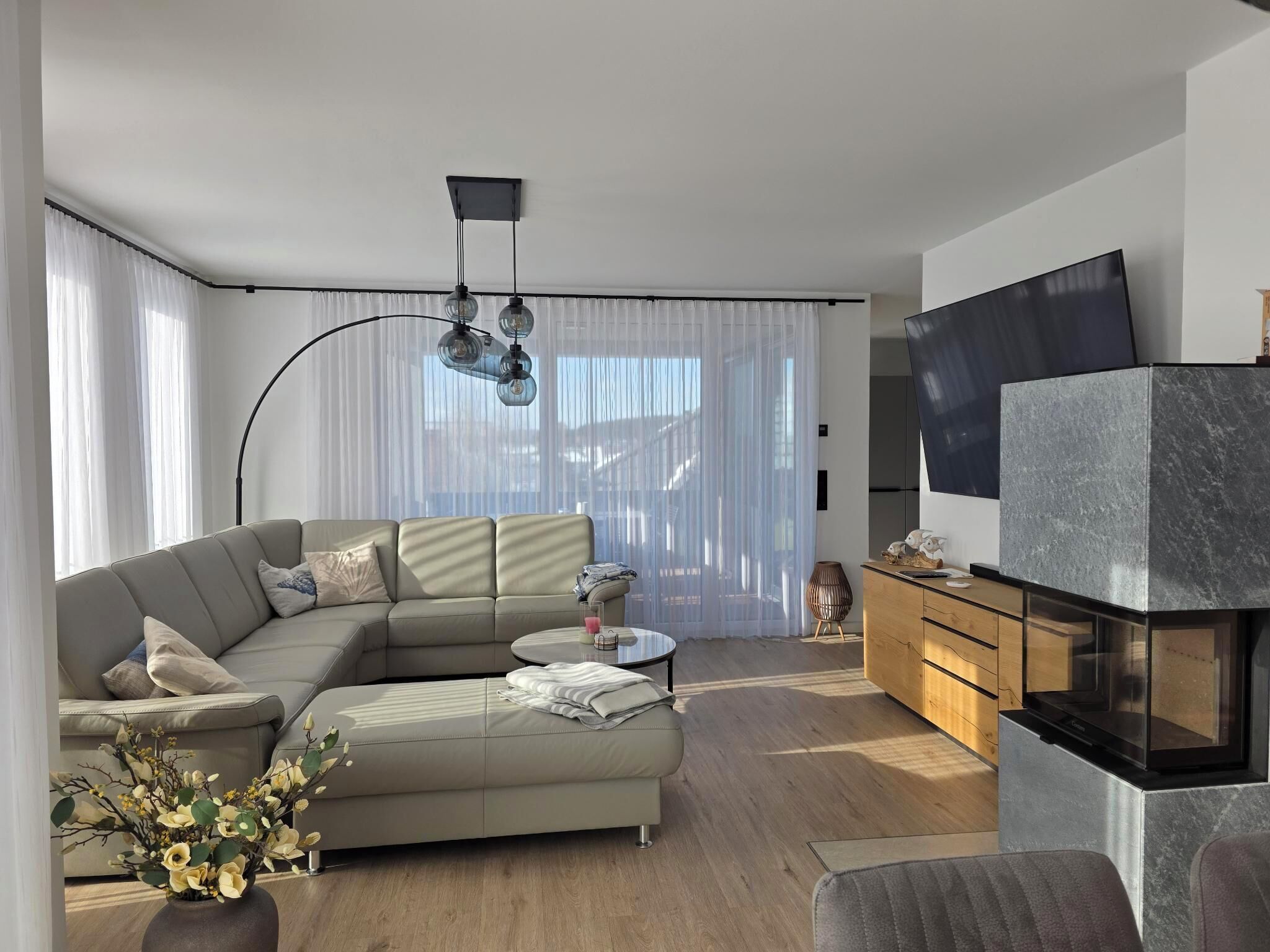 Smart TV, fireplace