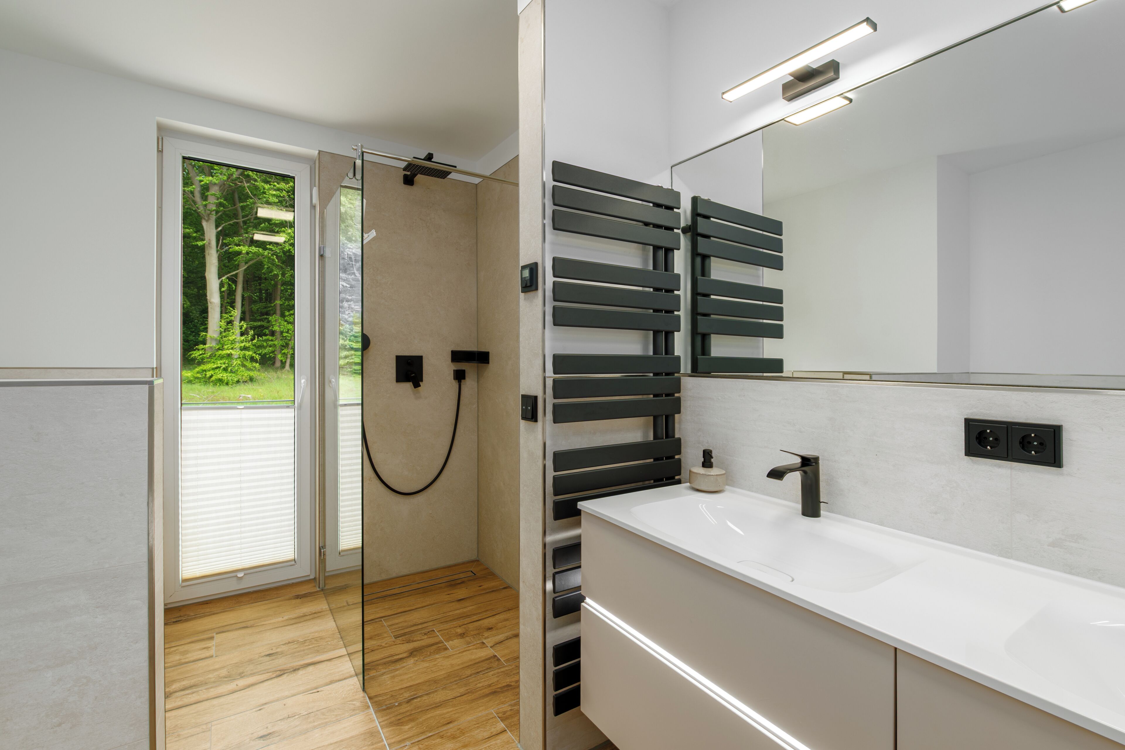 Shower, jetted bath, hair dryer, towels