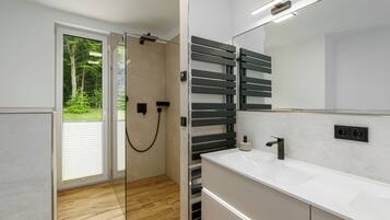 Shower, jetted bath, hair dryer, towels