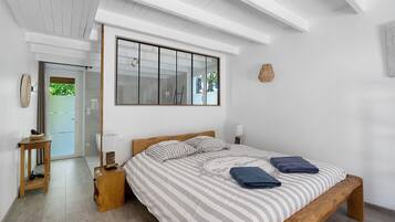 9 bedrooms, WiFi, bed sheets
