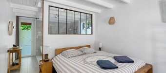 Large Villa with Private Pool, Balcony and Wi-Fi in Saint-Georges des Coteaux