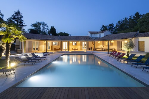 Große Villa mit privatem Pool, Balkon und WLAN in Saint-Georges des Coteaux
