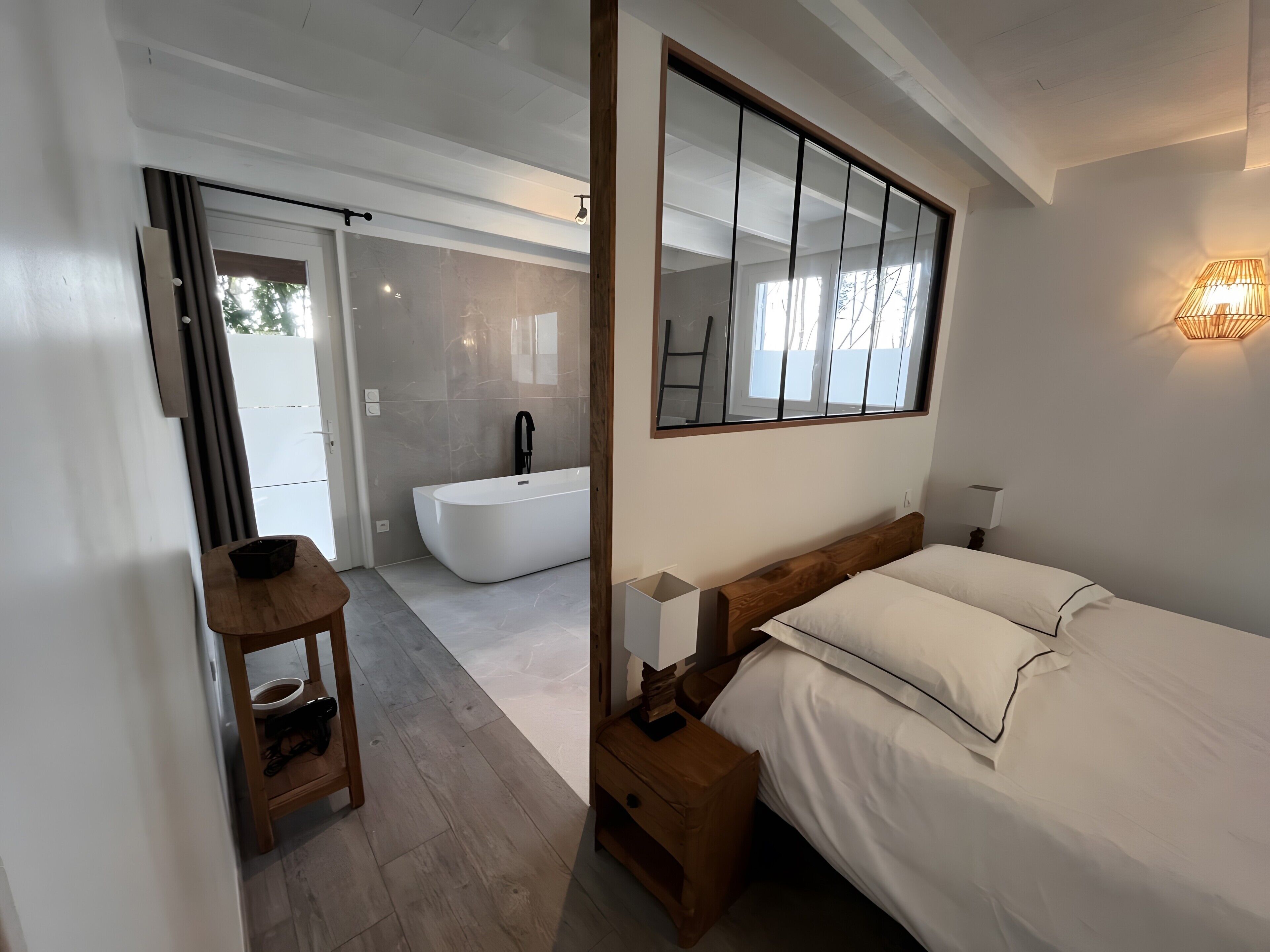 9 bedrooms, WiFi, bed sheets
