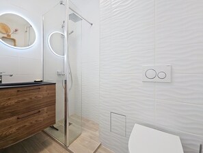 Shower, hair dryer, towels - HENRI CAMILLE REAL ESTATE - Cirodde - 2bedrooms Apt 5 min Croisette (Cannes)