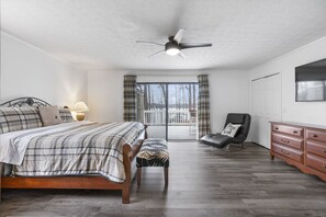 4 bedrooms, desk, iron/ironing board, WiFi - Lake House · Lanier Lake House (Cumming)