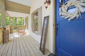 Exterior detail - Charming Waterfront Retreat. deep-water dock (Gainesville)
